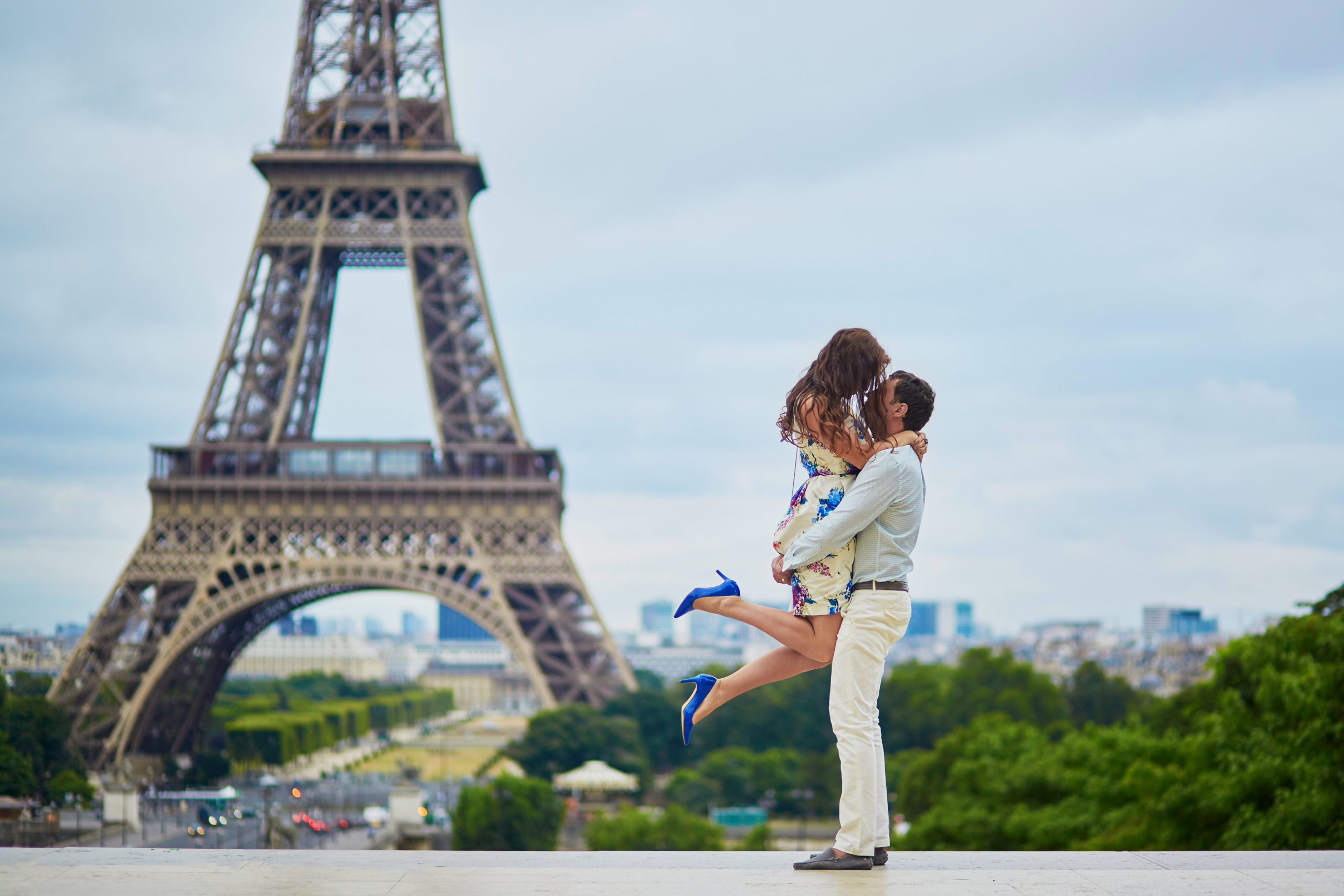 PARIS EIFFEL COUPLE